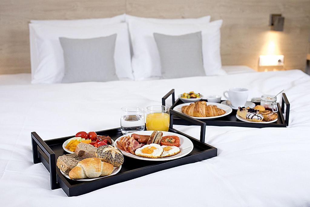 Hotel Restart Superior Йичин Экстерьер фото